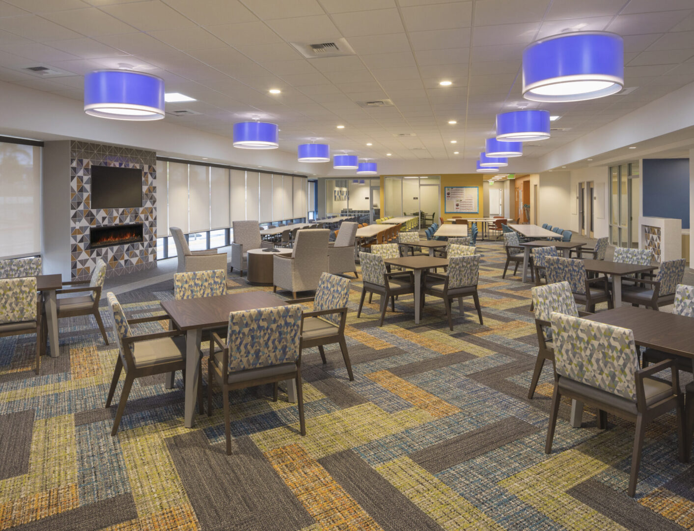 A dining room with lots of tables and chairs